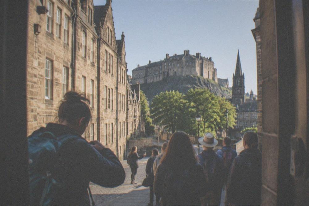 A free walking tour group setting off from the Royal Mile in the morning