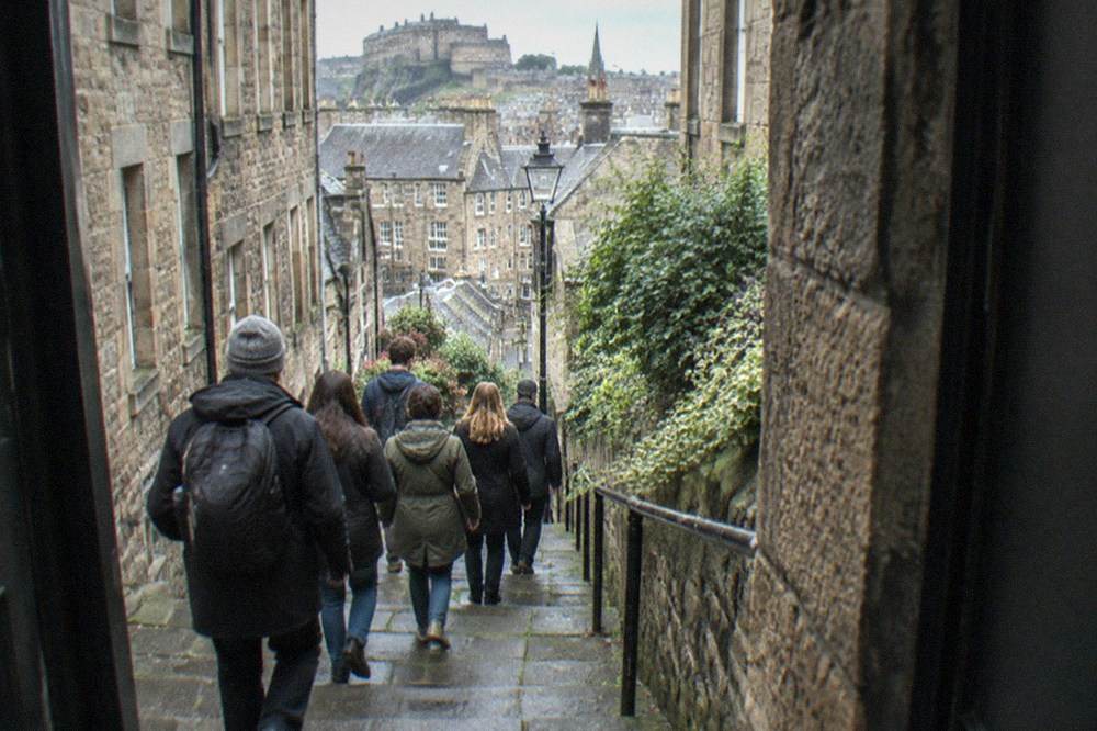 Narrow close leading off the Royal Mile between tall stone tenements